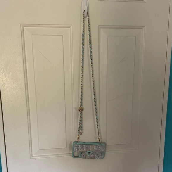 CC Iphone and Wallet on a Chain - Picture 4 of 6